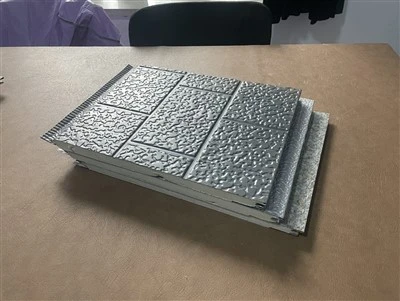 Panel warstwowy z wytłaczanej metalowej pianki Pu